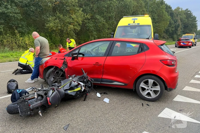 Motorrijder zwaargewond bij aanrijding