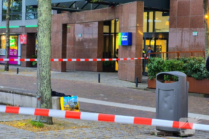 Man neergestoken tijdens vechtpartij bij hotel, verdachte aangehouden
