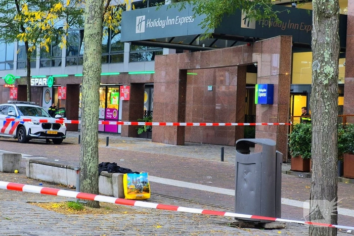 Man neergestoken tijdens vechtpartij bij hotel, verdachte aangehouden