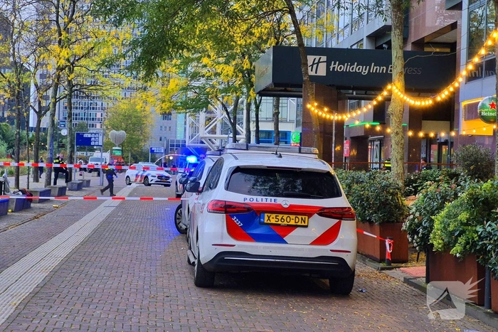 Man neergestoken tijdens vechtpartij bij hotel, verdachte aangehouden