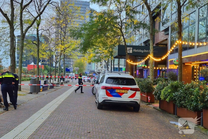 Man neergestoken tijdens vechtpartij bij hotel, verdachte aangehouden