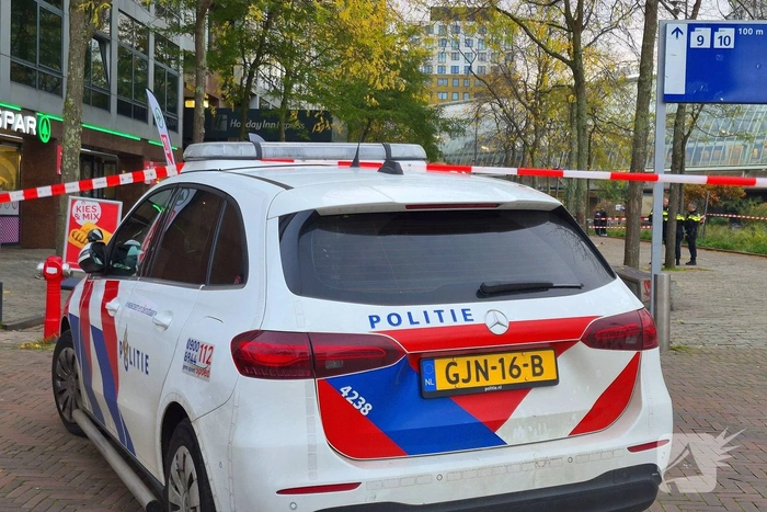 Man neergestoken tijdens vechtpartij bij hotel, verdachte aangehouden