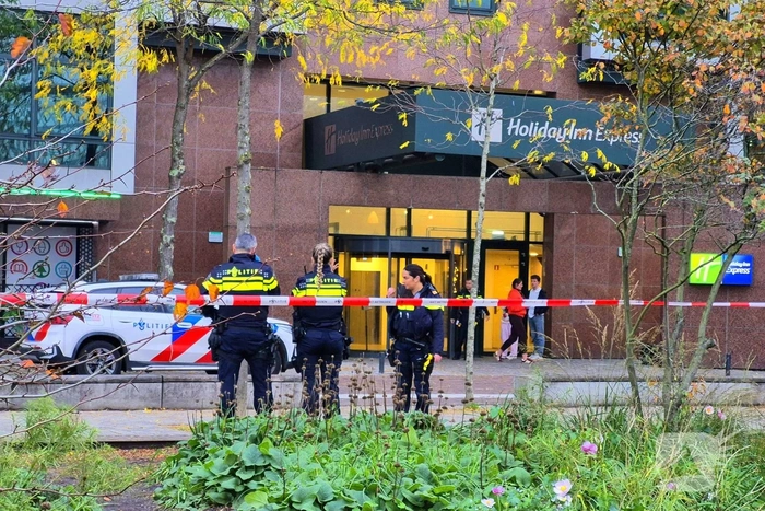 Man neergestoken tijdens vechtpartij bij hotel, verdachte aangehouden
