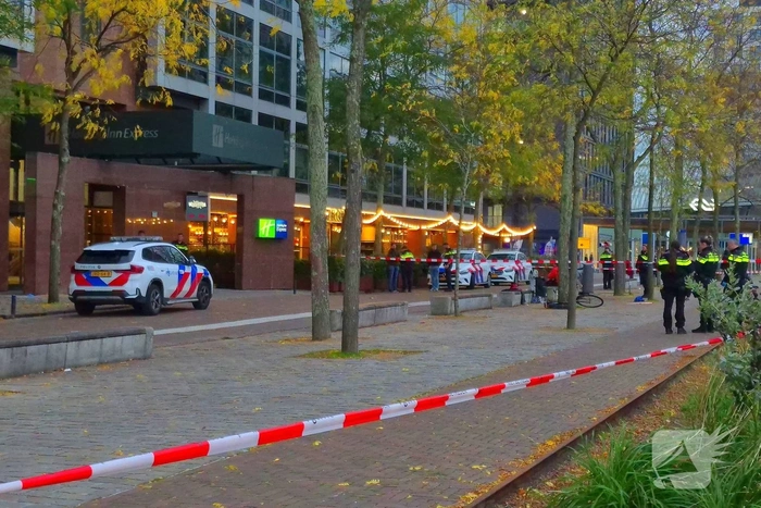Man neergestoken tijdens vechtpartij bij hotel, verdachte aangehouden