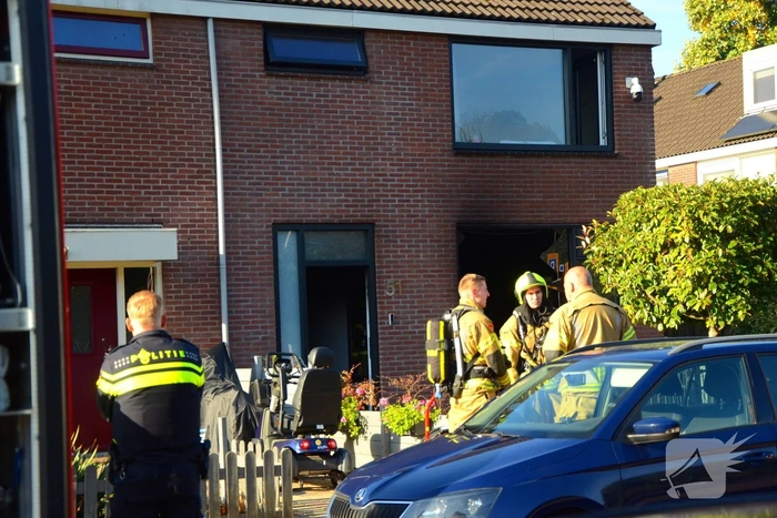 Raam licht uit woning door brand