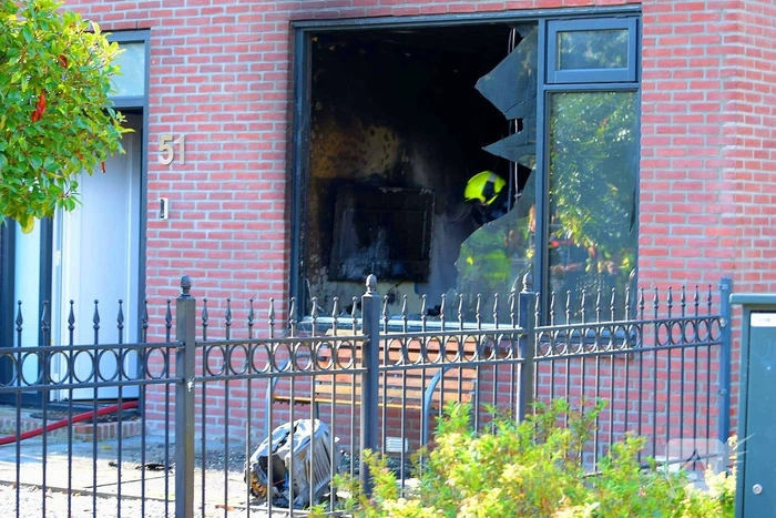 Raam licht uit woning door brand