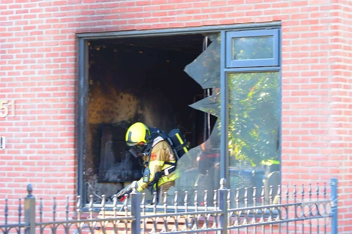 Raam licht uit woning door brand