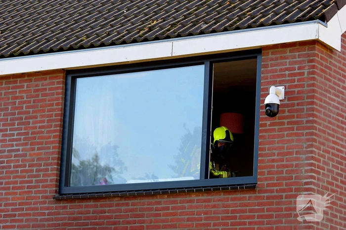 Raam licht uit woning door brand