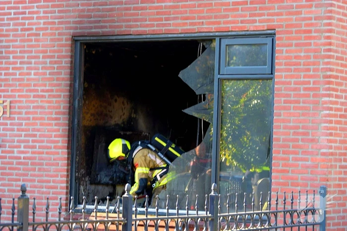 Raam licht uit woning door brand