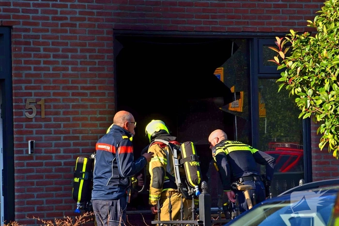Raam licht uit woning door brand