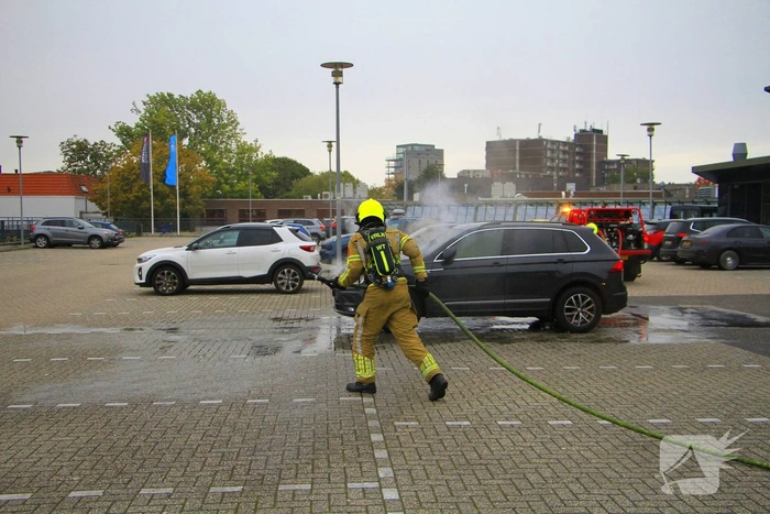 Auto volledig uitgebrand op parkeerdek