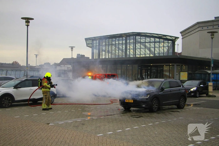 Auto volledig uitgebrand op parkeerdek