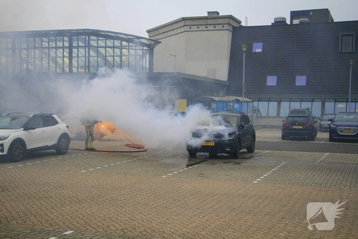 Auto volledig uitgebrand op parkeerdek