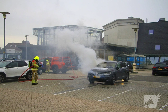 Auto volledig uitgebrand op parkeerdek