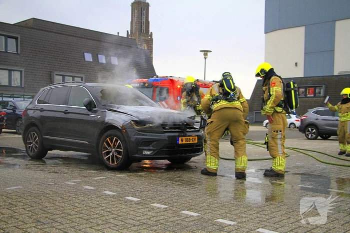 Auto volledig uitgebrand op parkeerdek