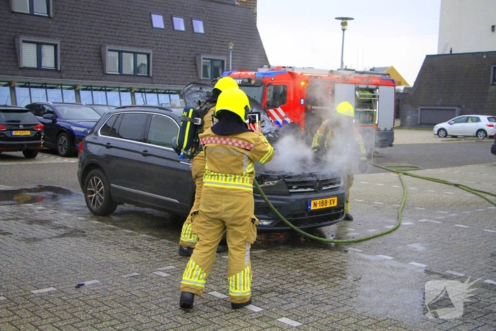 Auto volledig uitgebrand op parkeerdek