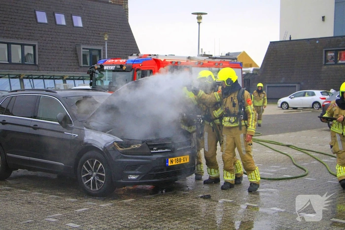 Auto volledig uitgebrand op parkeerdek