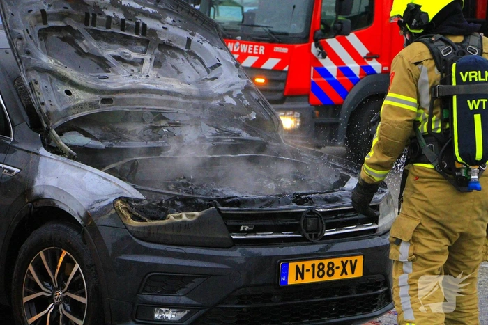 Auto volledig uitgebrand op parkeerdek