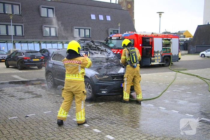 Auto volledig uitgebrand op parkeerdek