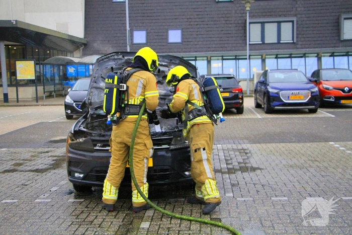 Auto volledig uitgebrand op parkeerdek