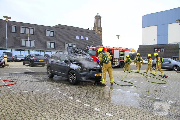 Auto volledig uitgebrand op parkeerdek