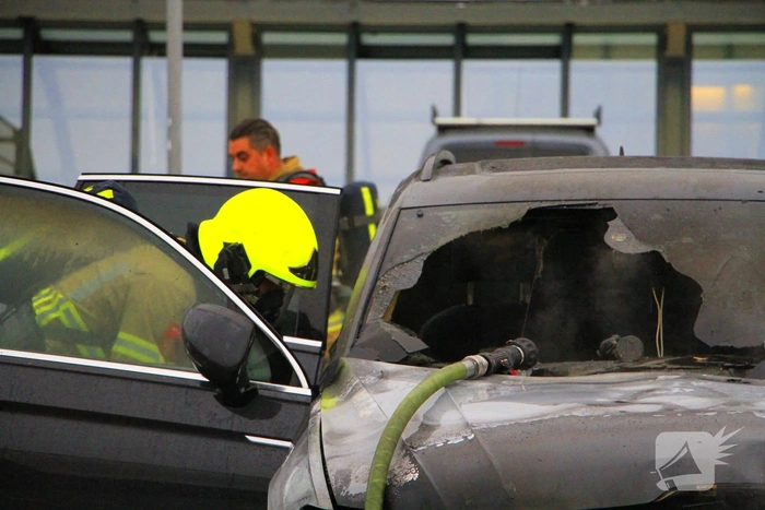 Auto volledig uitgebrand op parkeerdek