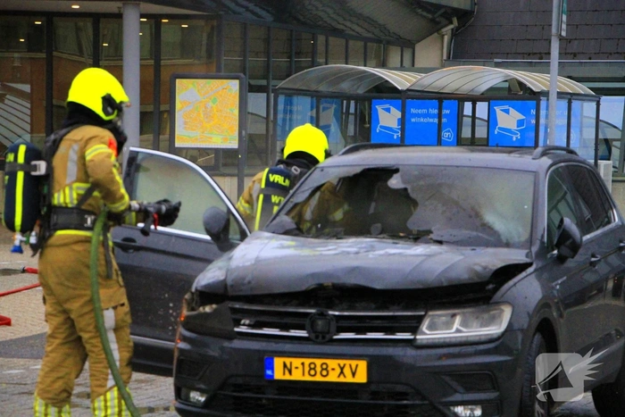 Auto volledig uitgebrand op parkeerdek