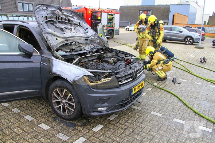 Auto volledig uitgebrand op parkeerdek
