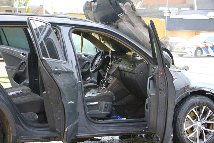 Auto volledig uitgebrand op parkeerdek