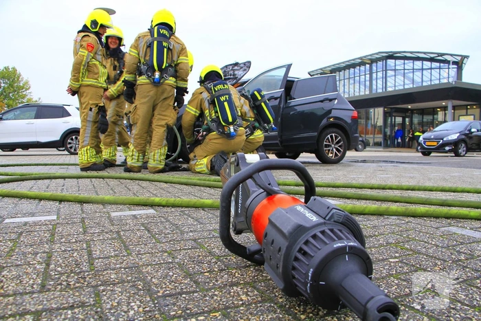 Auto volledig uitgebrand op parkeerdek