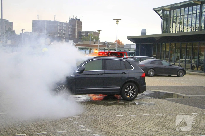 Auto volledig uitgebrand op parkeerdek