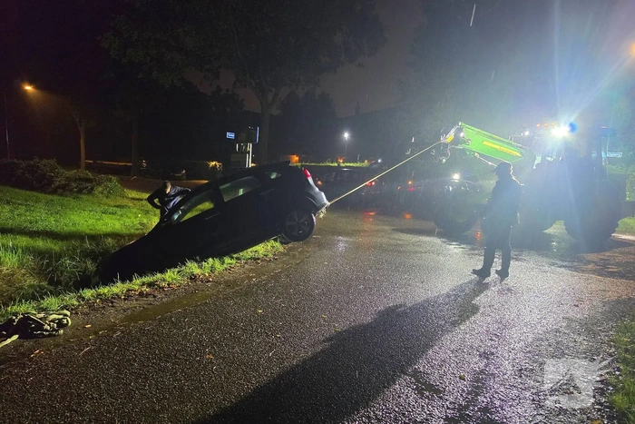 Oudere vrouw glijdt met auto de sloot in