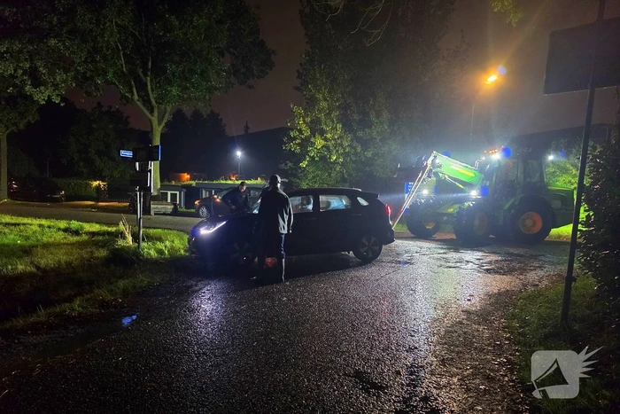 Oudere vrouw glijdt met auto de sloot in