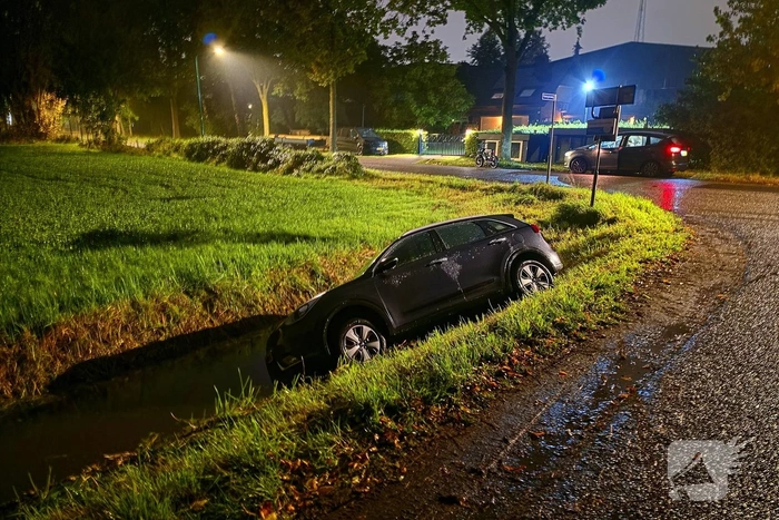 Oudere vrouw glijdt met auto de sloot in