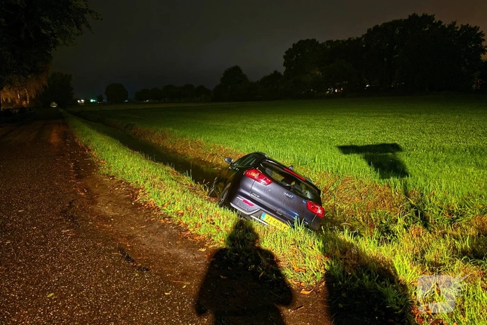 Oudere vrouw glijdt met auto de sloot in