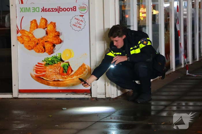 Explosie vernielt voordeur broodjeszaak
