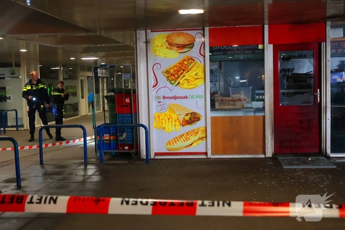 Explosie vernielt voordeur broodjeszaak