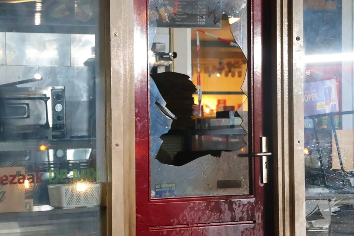 Explosie vernielt voordeur broodjeszaak
