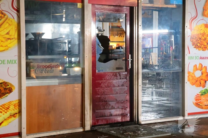 Explosie vernielt voordeur broodjeszaak