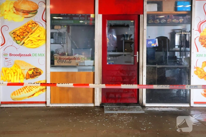 Explosie vernielt voordeur broodjeszaak