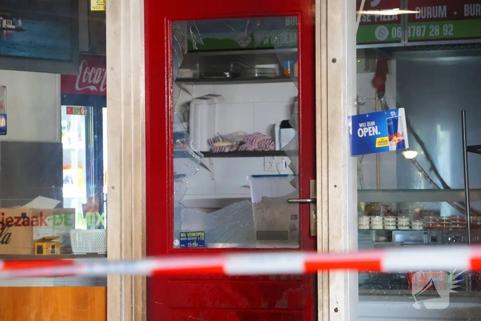 Explosie vernielt voordeur broodjeszaak