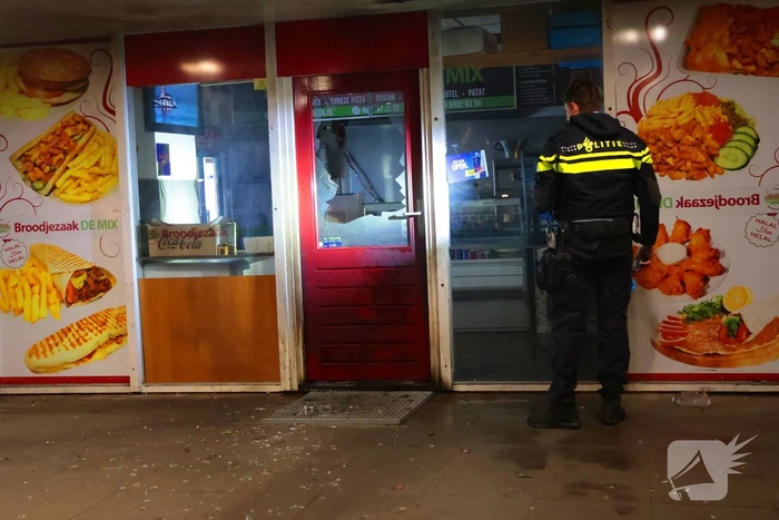 Explosie vernielt voordeur broodjeszaak