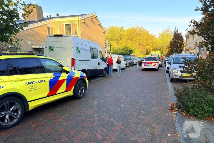 Politie opent deur na aantreffen gewonde in woning