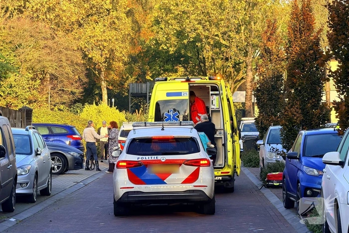 Politie opent deur na aantreffen gewonde in woning