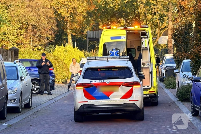 Politie opent deur na aantreffen gewonde in woning