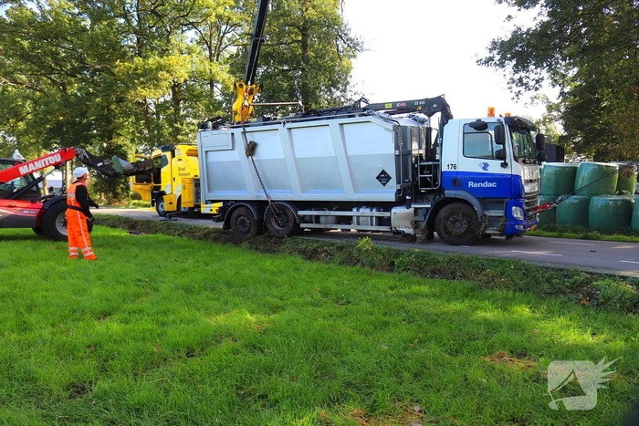 Vrachtwagen raakt van de weg en komt in greppel tot stilstand