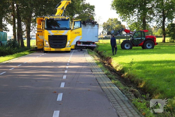 Vrachtwagen raakt van de weg en komt in greppel tot stilstand