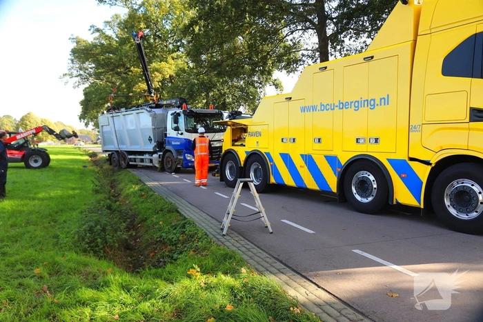 Vrachtwagen raakt van de weg en komt in greppel tot stilstand