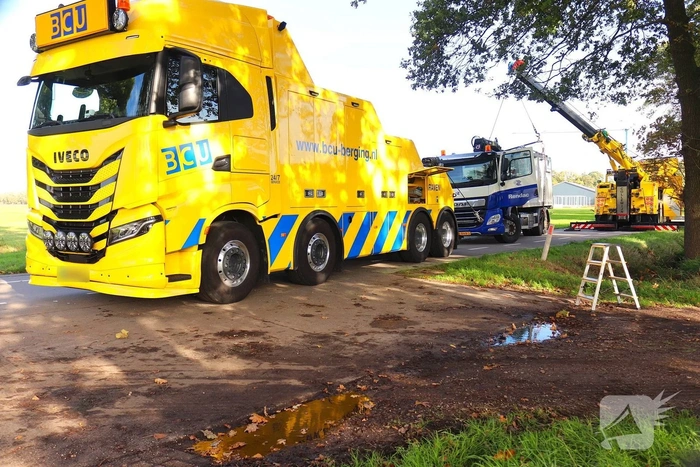 Vrachtwagen raakt van de weg en komt in greppel tot stilstand