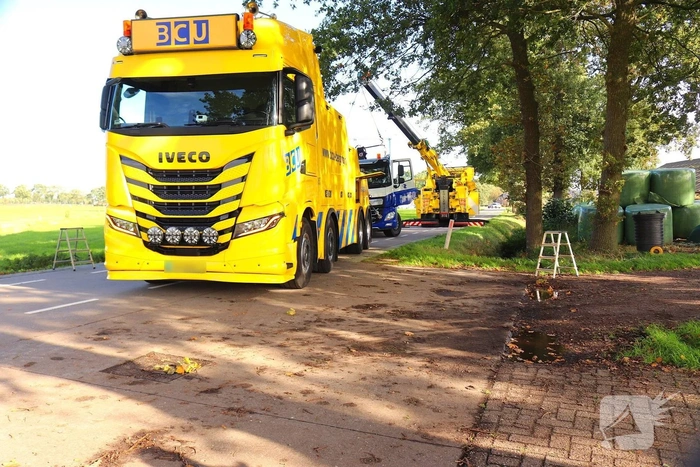 Vrachtwagen raakt van de weg en komt in greppel tot stilstand